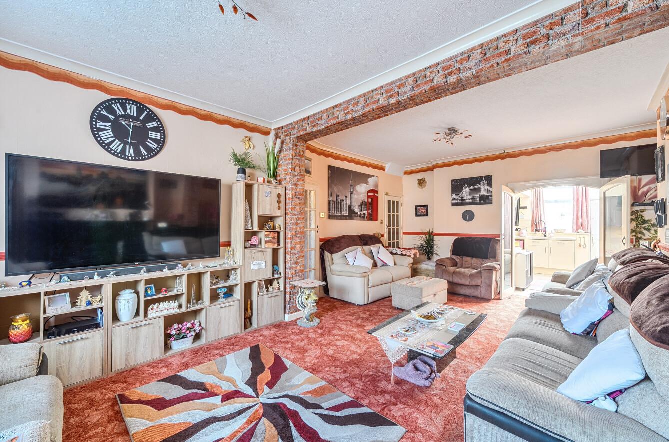 Vera Road, Clydach, Swansea, SA6 5QE